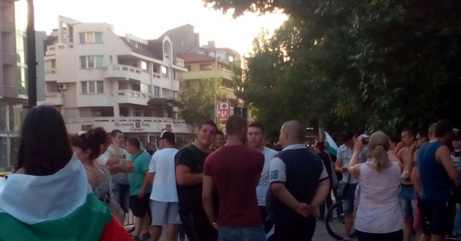 Над 1500 души излязоха на протест пред община Асеновград  