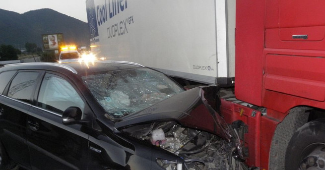 Катастрофа между лек автомобил и ТИР край Благоевград спря движението