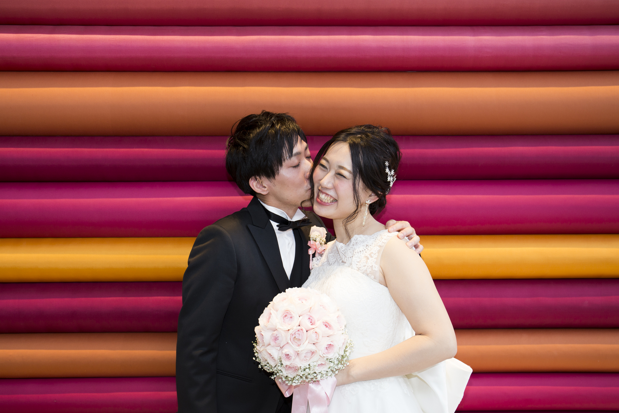 Японска целувка<br />
При нея не е толкаво от значение начина на целуване между двамата партньори, а по-скоро прегръдката. Японската целувка е целуване по устните и нищо по-особено, но нежното прегръщане и докосване е важно за японците.