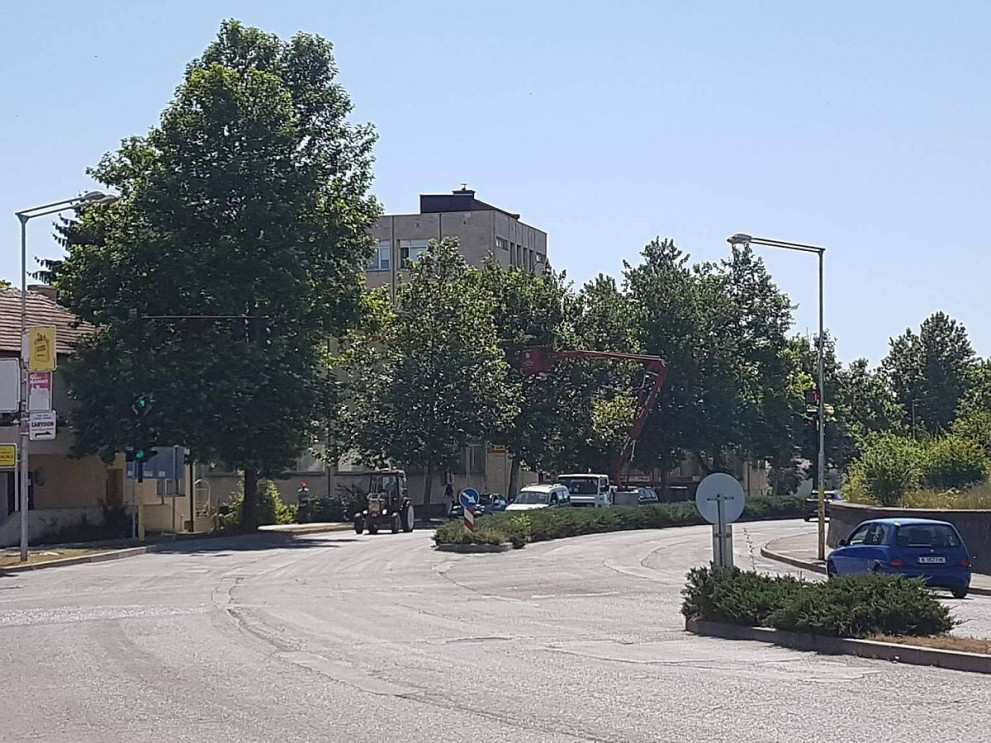 Сменят лампите по "Априлско въстание"