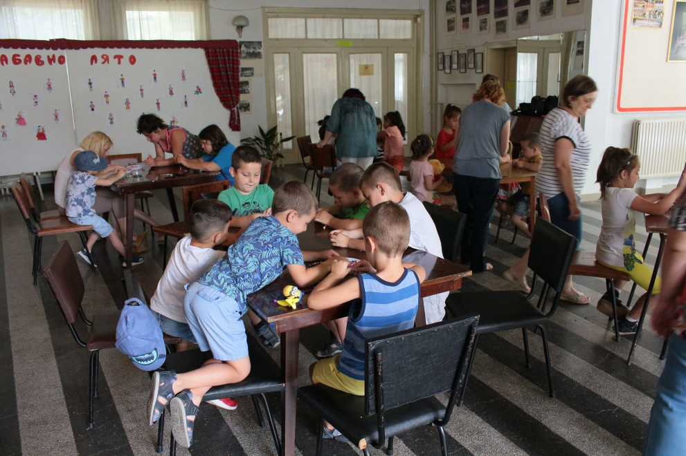 Децата правеха гривни и гердани от мъниста