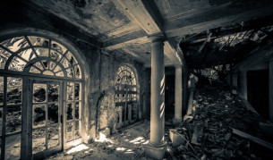 Изоставени имения, от които ще ви побият тръпки (снимки)