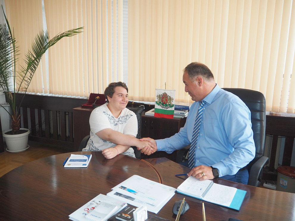 За пръв път ученичка на лятна практика в Областна администрация