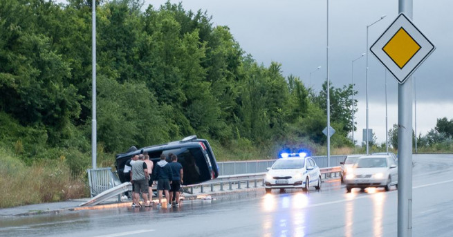 Лек автомобил катастрофира по бул Велики Преслав между Шумен и