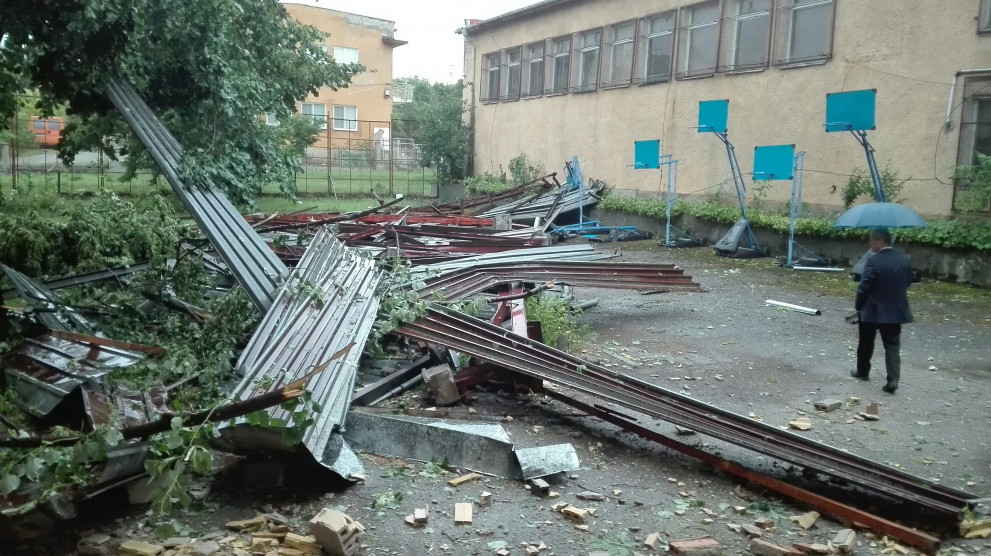 Бурята отнесе покрив на училище в Търговище