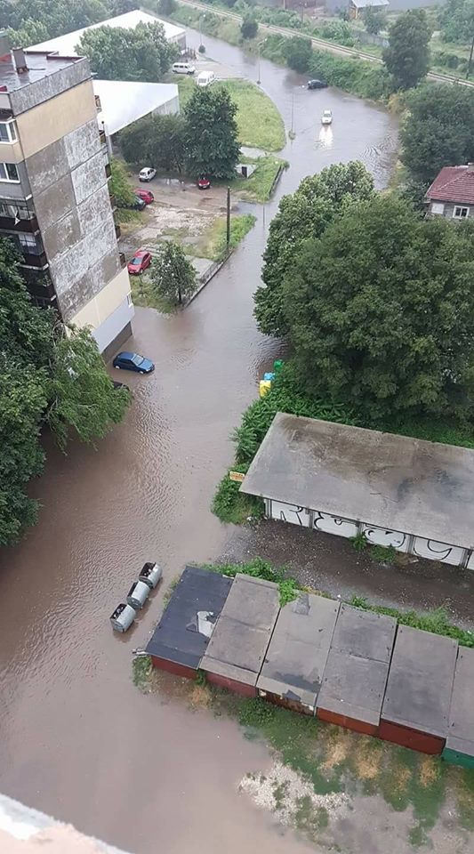 Бури и градушки причиниха огромни щети в цялата страна