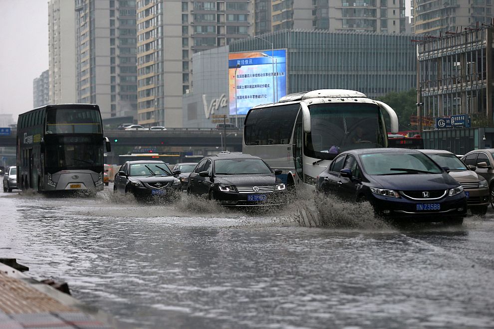 Поройни дъждове се изляха над Южен Китай