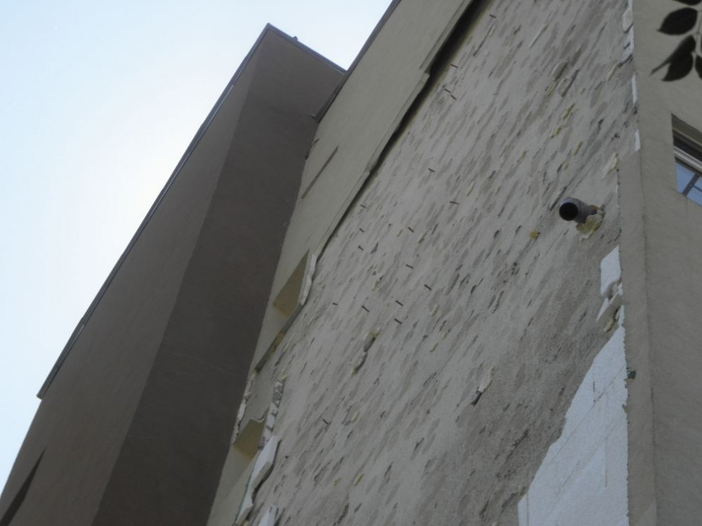 Падна изолацията на саниран блок в Благоевград