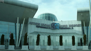 В сградите на двата терминала на Летище София се допускат