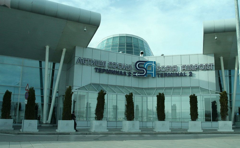В сградите на двата терминала на Летище София се допускат