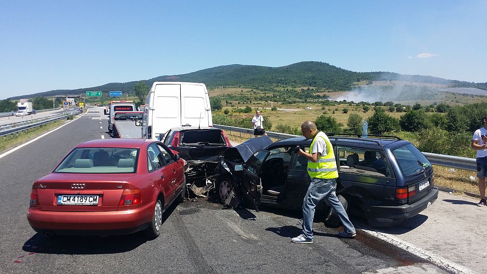 Десетки ранени при три верижни катастрофи на автомагистрала „Тракия“.