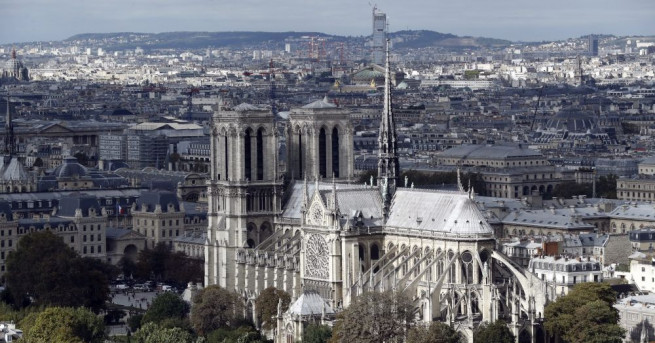 Емблематичната катедрала Света Богородица в Париж е в плачевно състояние