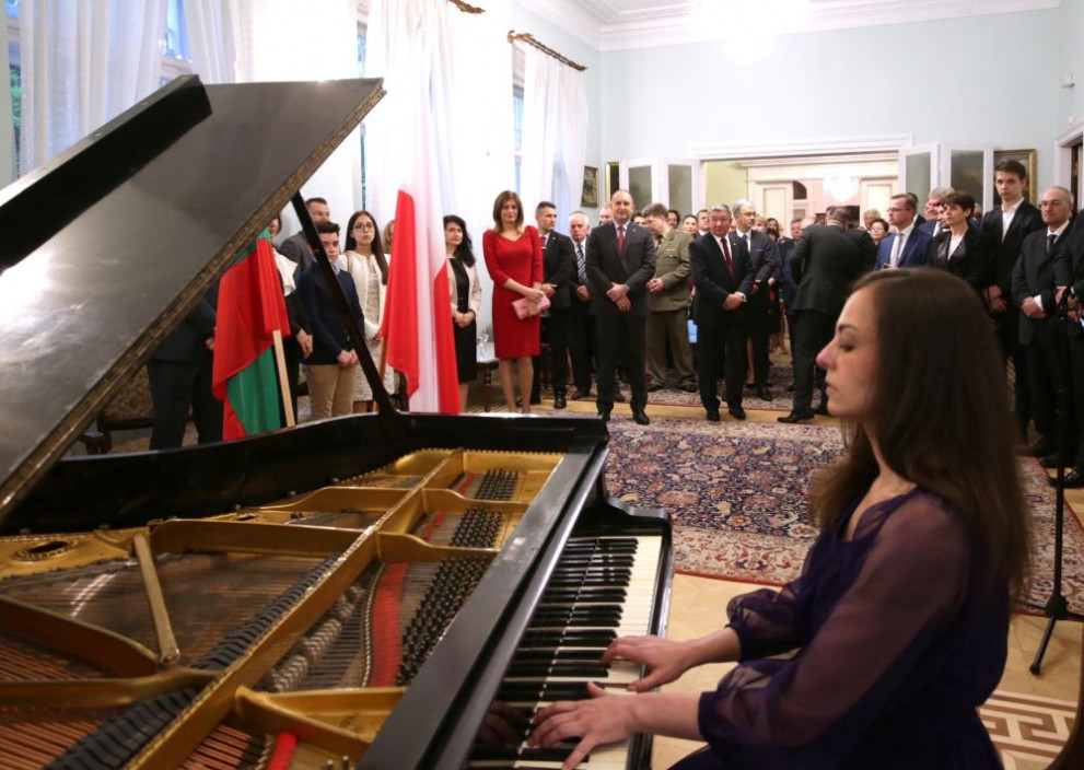  Президентът и първата дама съчетаха тоалетите си в Полша 