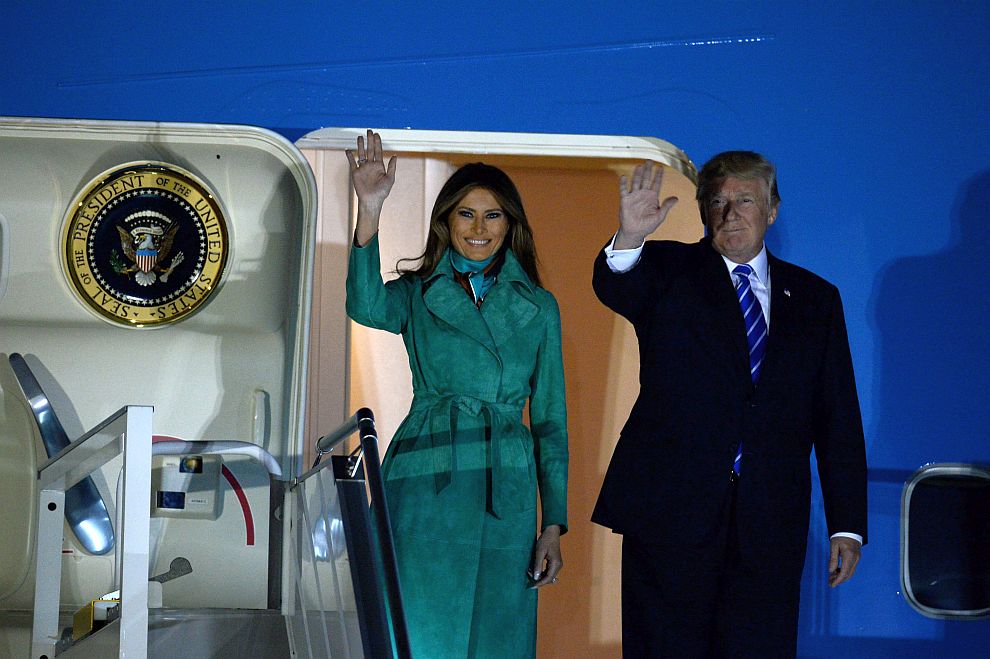Мелания Тръмп и Доналд Тръмп при пристигането си Полша