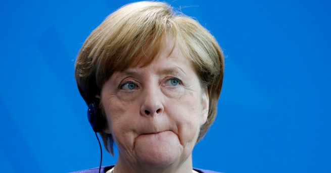 Меркел в командирски панталони бежанци като зомбита и Хитлер с