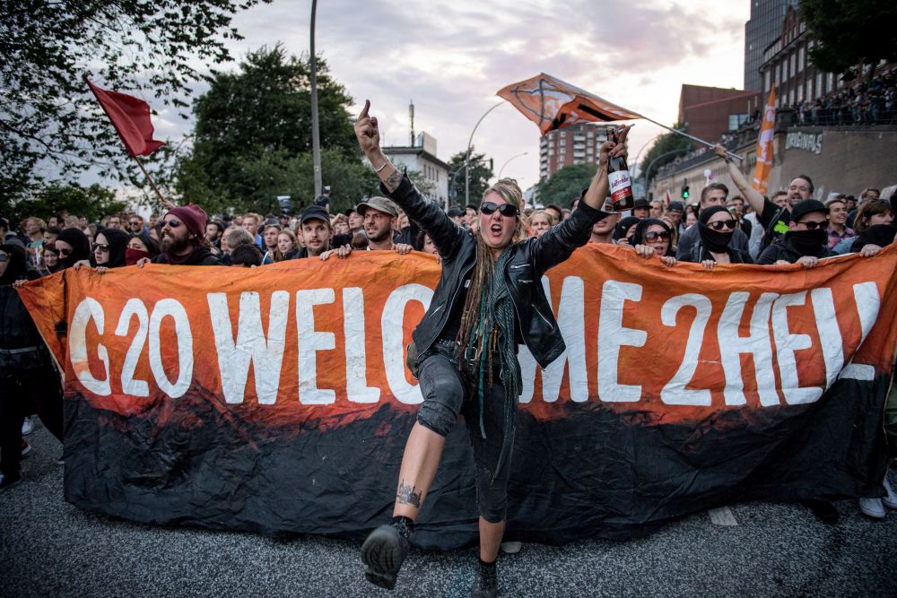 Сблъсъци избухнаха в Хамбург между няколко хиляди протестиращи срещу срещата на върха на Г-20 и полицията, която използва сълзотворен газ и водни оръдия, за да разпръсне тълпата.