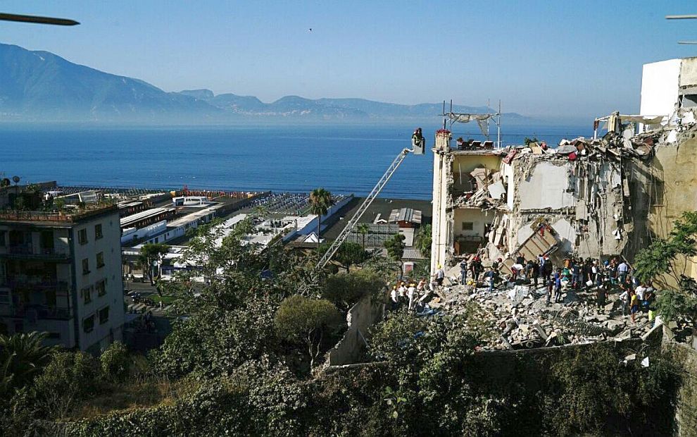 Пететажна жилищна сграда се срути в италианския град Торе Анунциата