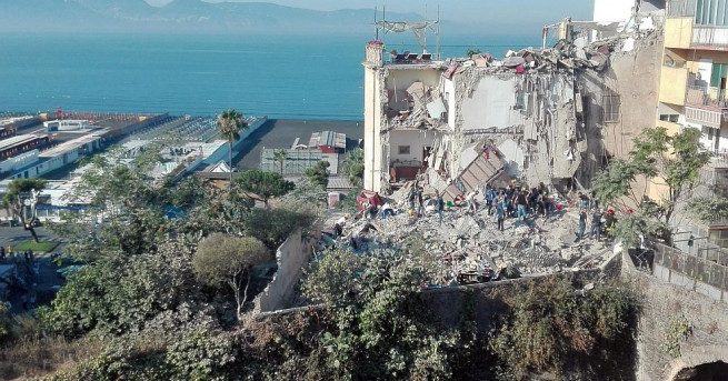 Пететажна жилищна сграда се срути в южния италиански град Торе