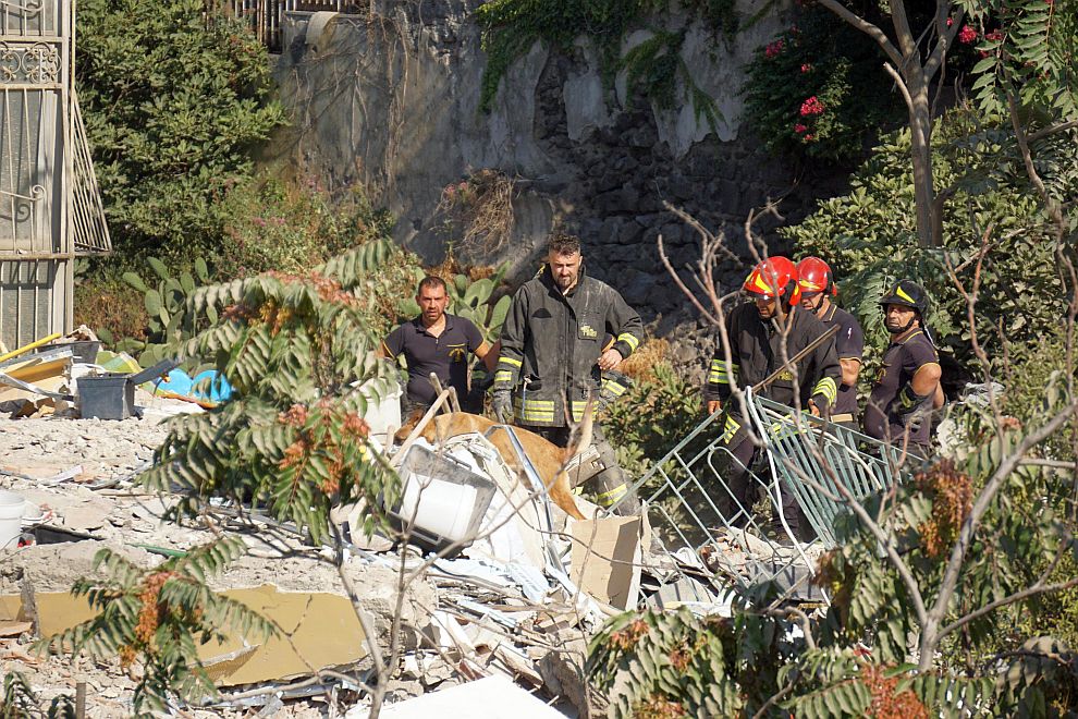 Пететажна жилищна сграда се срути в италианския град Торе Анунциата