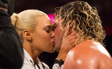 Най-страстните целувки между суперзвездите на WWE