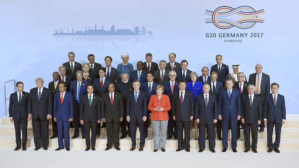  Лидерите на водещите международни стопански системи, участващи в срещата на групата им Г-20 в Хамбург, се събраха за формалната си обща фотография 