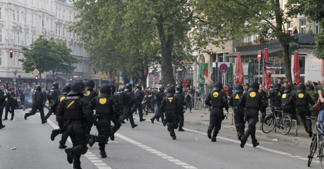 Общо 159 полицаи са ранени при яростните протести срещу Г 20