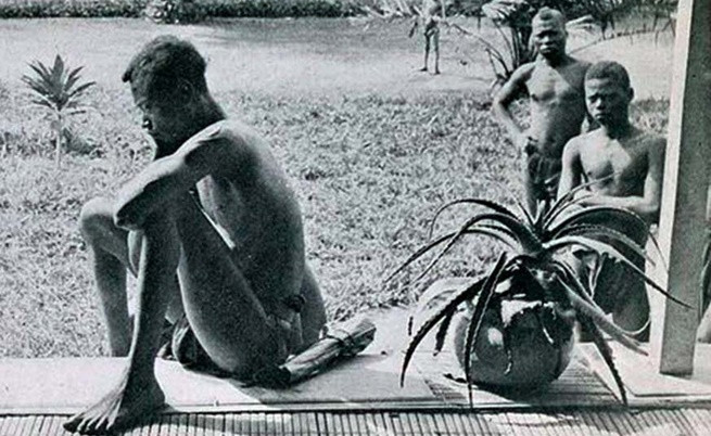  Нсла, който се взира в ръката и крайници на щерка си., *снимката е изрязана, цялото изображение - на линка на източника 