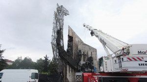 Паметник пред НДК