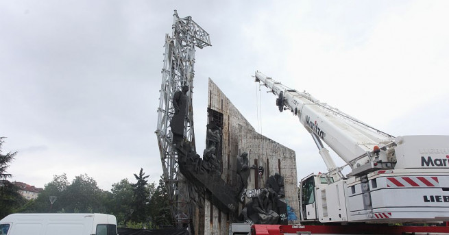 Запален е кранът който трябваше да демонтира паметника 1300 години