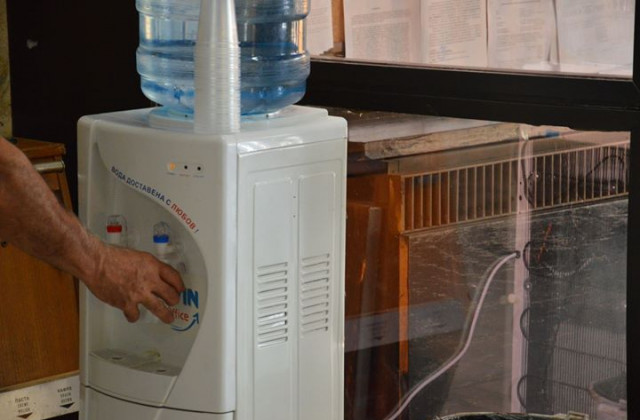 Монтират апарати за вода