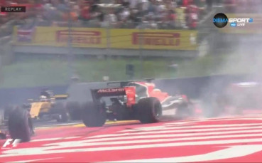 Боулинг с болиди в първия завой от Гран При на Австрия