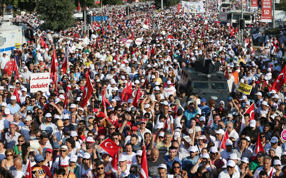 Многохилядно множество се събра в неделя вечерта на митинг в Истанбул по случай завършването на 25-дневния 