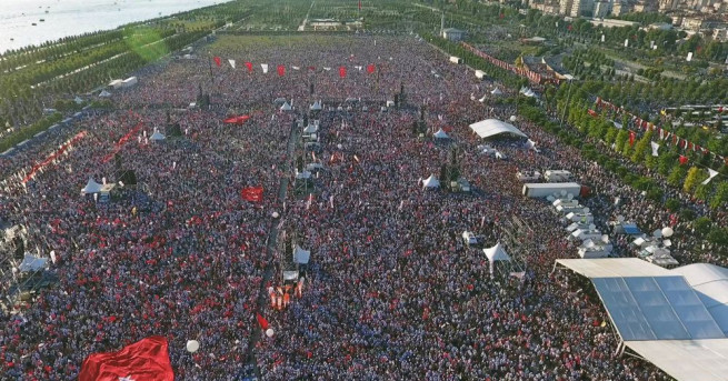 Лидерът на турската опозиция събра няколкостотин хиляди души в Истанбул