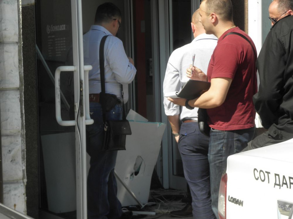  Изтръгнаха банкомат от постройка на кметство и полиция 