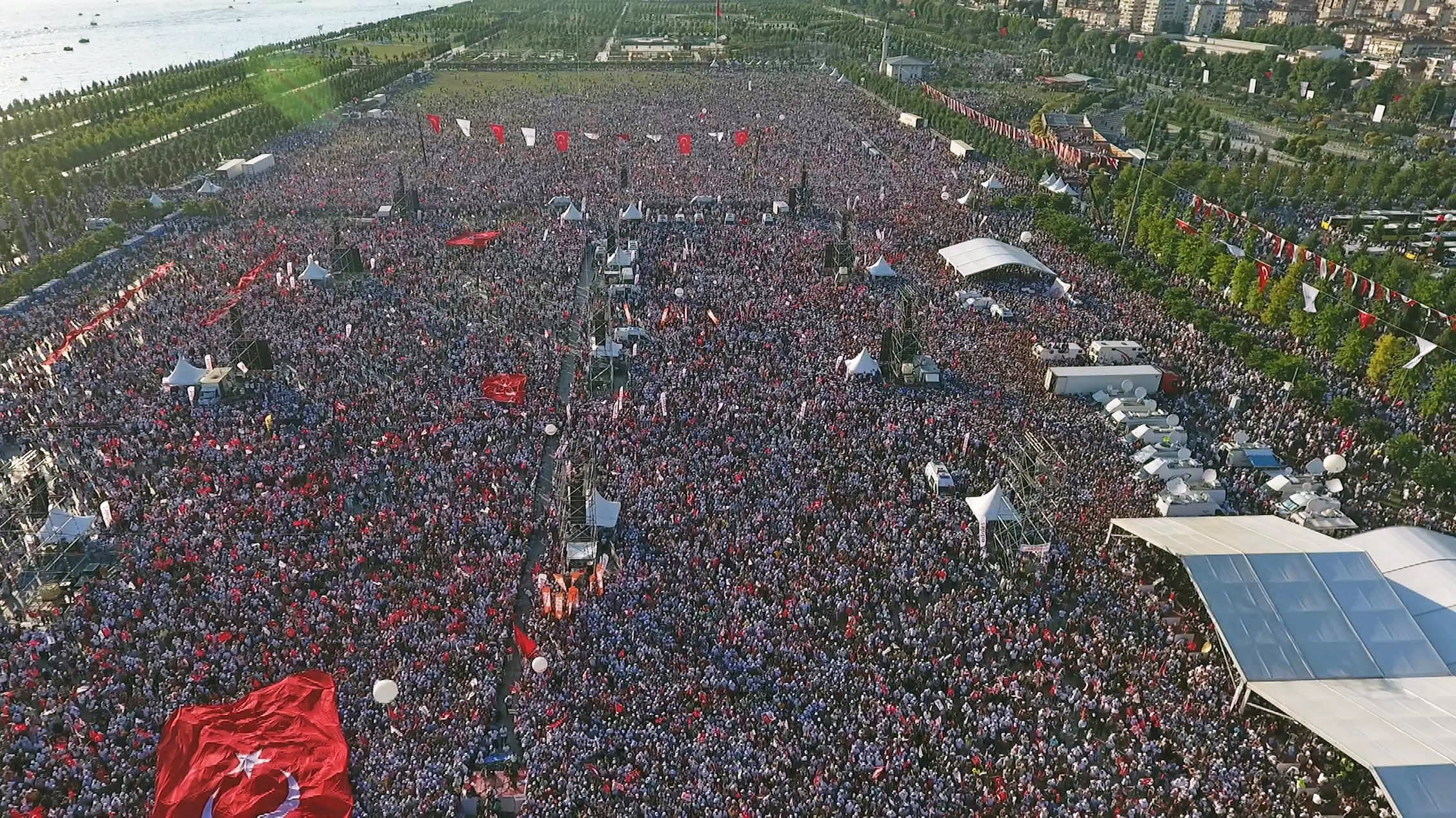 Многохилядно множество се събра в неделя вечерта на митинг в Истанбул по случай завършването на 25-дневния 