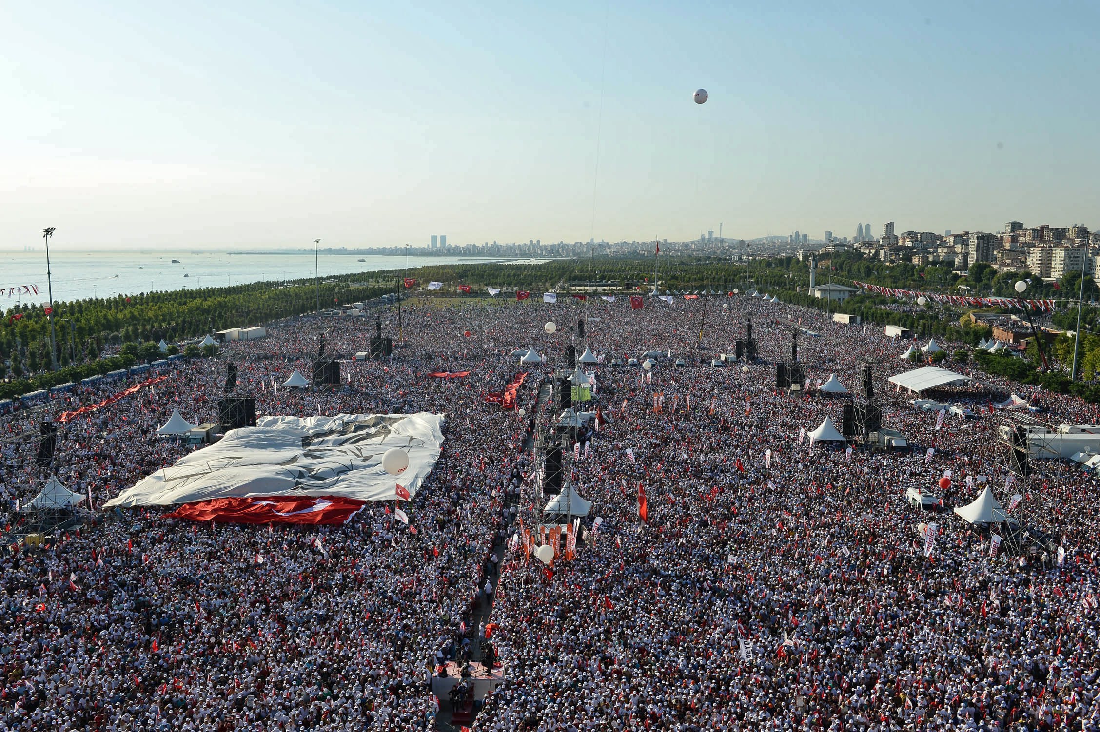 Многохилядно множество се събра в неделя вечерта на митинг в Истанбул по случай завършването на 25-дневния 
