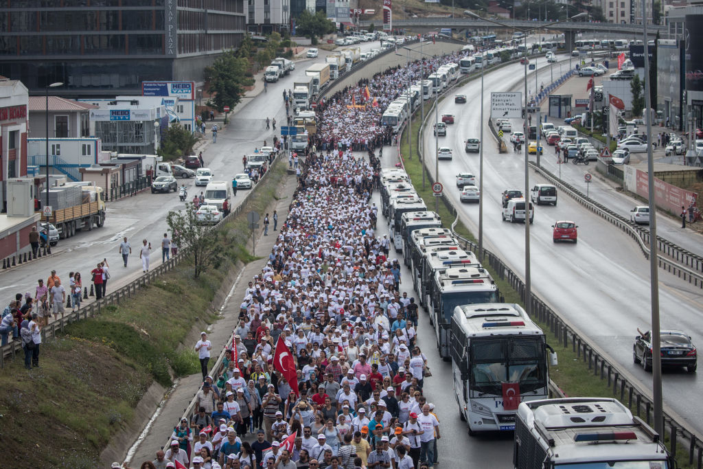 Многохилядно множество се събра в неделя вечерта на митинг в Истанбул по случай завършването на 25-дневния "Поход на справедливостта"