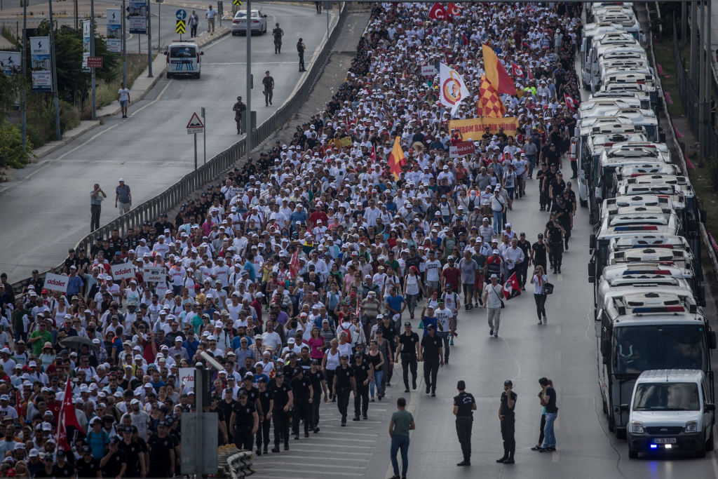 Многохилядно множество се събра в неделя вечерта на митинг в Истанбул по случай завършването на 25-дневния "Поход на справедливостта"