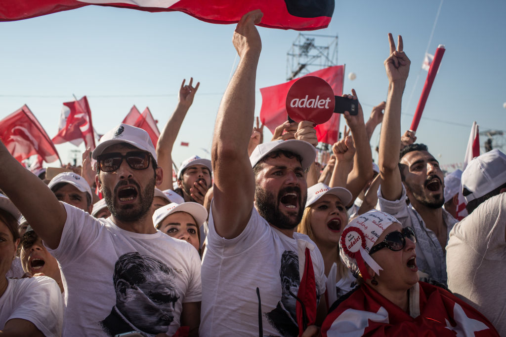 Многохилядно множество се събра в неделя вечерта на митинг в Истанбул по случай завършването на 25-дневния "Поход на справедливостта"