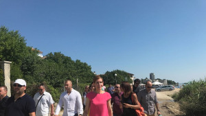 Министър Ангелкова на проверка на варненския плаж Кабакум