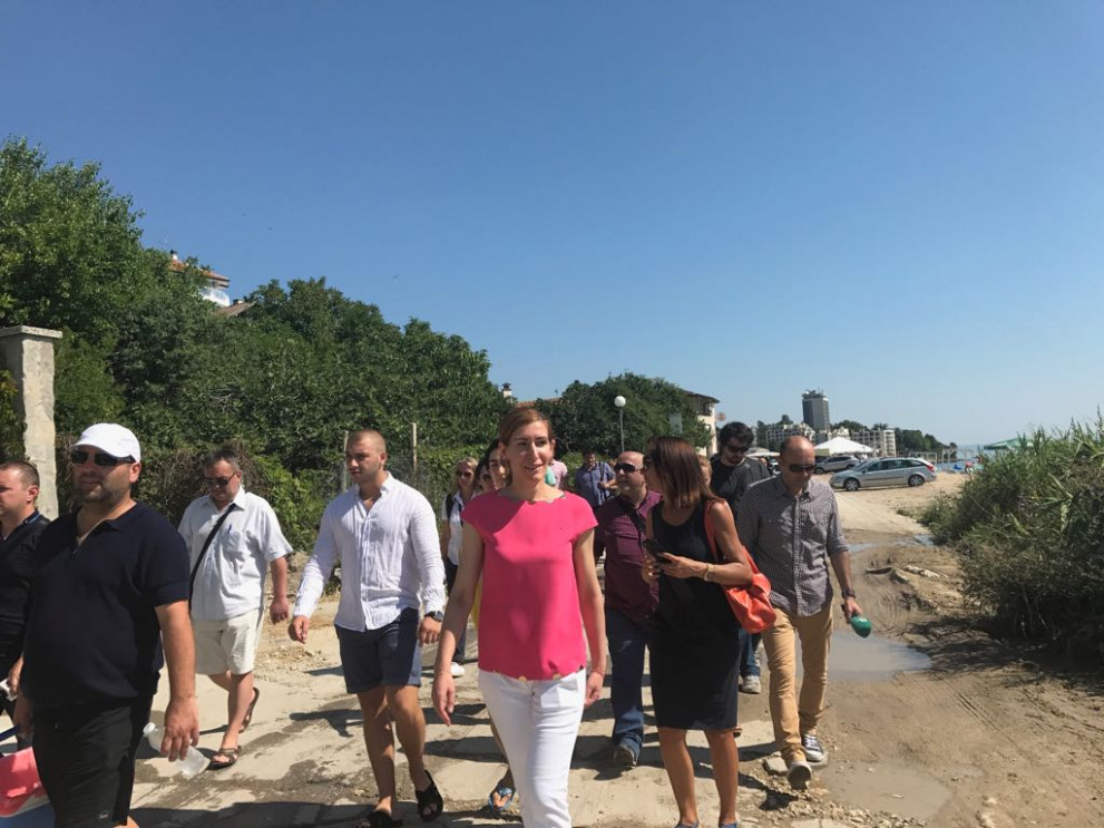 Министър Ангелкова на проверка на варненския плаж Кабакум