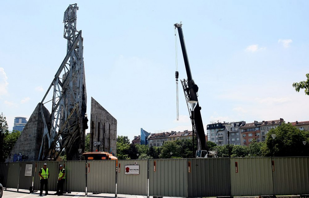  Паметник пред НДК кран 