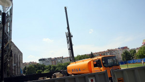 Паметник пред НДК кран