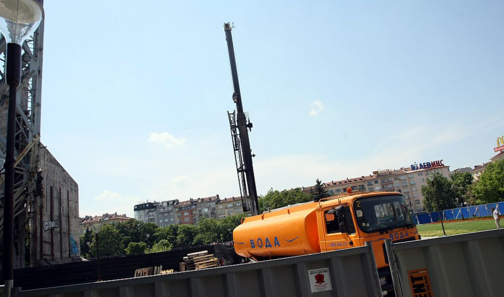  Паметник пред НДК кран 