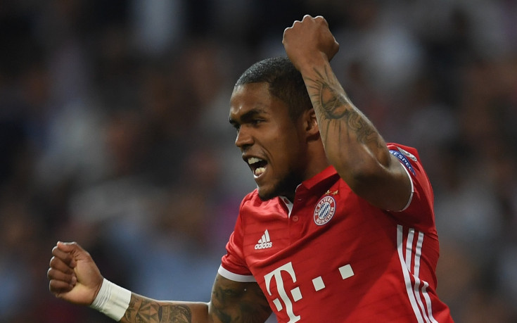 Дъглас Коста е в Торино, за да подпише с Юве