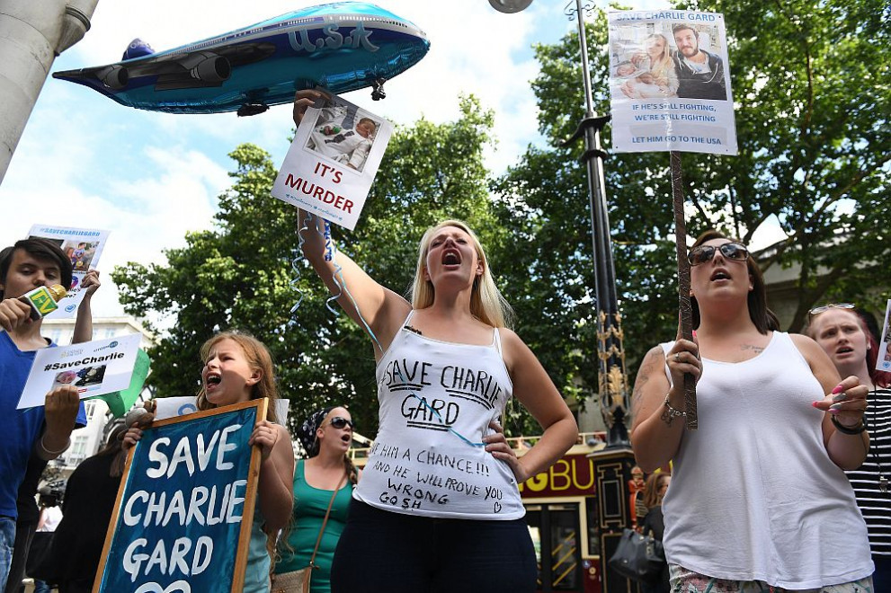  Протестиращи приканиха съда да разреши пробното лекуване на Чарли Гард 