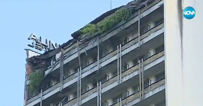 Срути се част от покрива на бившия хотел Соколица в