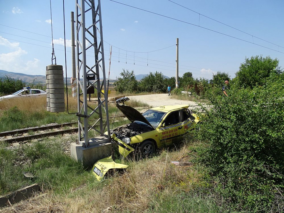 Влак блъсна таксиметров автомобил на железопътен прелез край Кочериново. Шофьорът на таксито и пътничката в колата с повърхностни наранявания