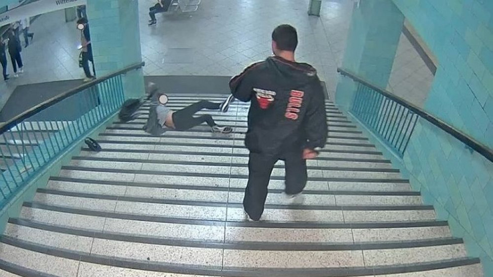 Органите на реда разпространиха кадри, на които се вижда как мъж без видима причина бута в гръб човека пред него по стълбите на метрото