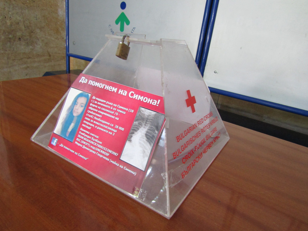 Кутията за събиране на средства за лечението на Симона е поставена в Областна администрация - Добрич